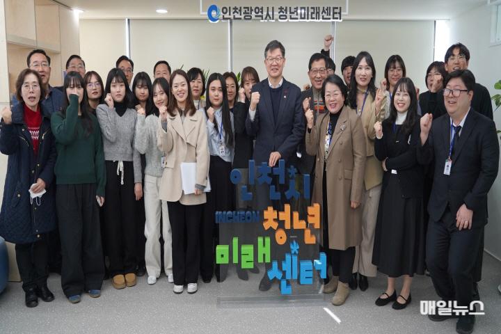 (사진 가운데)이기일 보건복지부 1차관과 인천시, 인천시청년미래센터 직원들이 24일 인천IT 타워 10층 인천시청년미래센터에서 기념촬영을 하고 있다. ⓒ 인천시 (사진 가운데)이기일 보건복지부 1차관과 인천시, 인천시청년미래센터 직원들이 24일 인천IT 타워 10층 인천시청년미래센터에서 기념촬영을 하고 있다.01.jpg