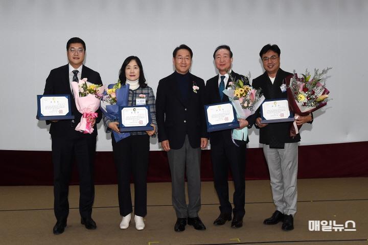 유정복 인천시장이 26일 시청 대회의실에서 열린 '2024년 아름다운 동행 성과보고 및 기부전달식'에서 표창장을 수여하고 있다. ⓒ 인천시 유정복 인천광역시장이 26일 시청 대회의실에서 열린 '2024년 아름다운 동행 성과보고 및 기부전달식'에서 표창장을 수여하고 있다.01.jpg