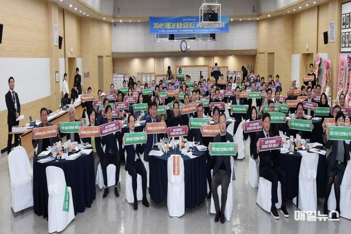 유정복 인천시장이 26일 시청 대회의실에서 열린 '2024년 아름다운 동행 성과보고 및 기부전달식'에서 참석자들과 기념촬영을 하고 있다. ⓒ 인천시 유정복 인천광역시장이 26일 시청 대회의실에서 열린 '2024년 아름다운 동행 성과보고 및 기부전달식'에서 참석자들과 기념촬영을 하고 있다.01.jpg