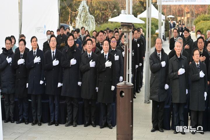 유정복 인천광역시장이 2일 2025년 을사년 새해를 맞아 미추홀구 수봉공원 현충탑에서 참배를 하고 있다. ⓒ 인천시 유정복 인천광역시장이 2일 2025년 을사년 새해를 맞아 미추홀구 수봉공원 현충탑에서 참배를 하고 있다.01.jpg
