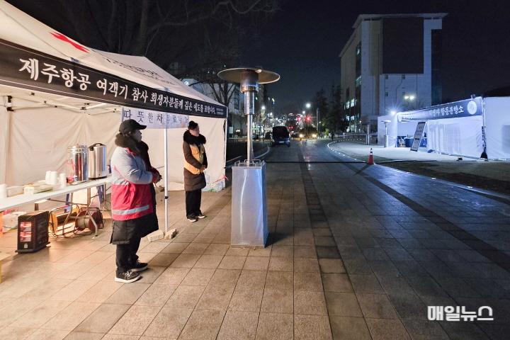 적십자봉사회 인천시협의회, 제주항공 참사 분향소서 봉사활동 펼쳐 ⓒ 대한적십자 인천지사 (사진3)적십자봉사회 인천시협의회, 제주항공 참사 분향소서 봉사활동 펼쳐01.jpg