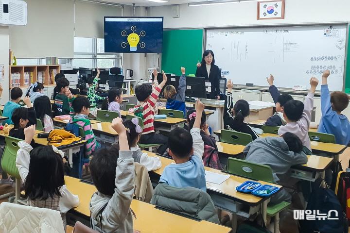 인천교통공사, 2025년 운수종사자 직무교육 실시 ⓒ 인천교통공사 사진 2(인천 서구 인천청라초등학교에서 찾아가는 시민 교통안전교육을 실시하는 모습)01.jpg
