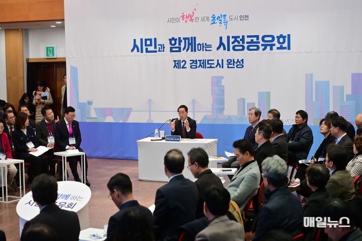 유정복 인천광역시장 9일 인천상공회의소에서 열린 '2025년 인천광역시 주요정책분야별 시정공유회'에서 참석자들의 질문에 답하고 있다. ⓒ 인천시 유정복 인천광역시장 9일 인천상공회의소에서 열린 '2025년 인천광역시 주요정책분야별 시정공유회'에서 참석자들의 질문에 답하고 있다.01.jpg