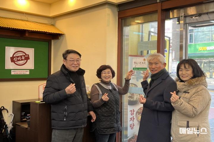 검단동 정기후원업체 2곳에 ‘희망 나눔 이웃’ 인증패 전달 ⓒ 서구청 3검단동 희망나눔이웃 인증패 21호, 22호 전달(2)01.jpg