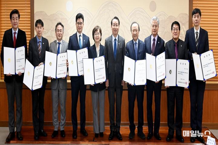 유정복 인천광역시장이 14일 시청 접견실에서 기후환경대사, 특보, 수석, 총괄계획가에게 임용장을 수여한 뒤 기념촬영을 하고 있다.(왼쪽부터 박세훈 사회수석, 지석규 정무수석, 에드워드 양 총괄계획가, 강성옥 홍보수석, 박옥진 문화수석, 유정복 인천시장, 홍일표 기후환경대사, 김규하 안보특보, 변주영 경제특보, 봉성범 정책수석) ⓒ 인천시 유정복 인천광역시장이 14일 시청 접견실에서 기후환경대사, 특보, 수석, 총괄계획가에게 임용장을 수여한 뒤 기념촬영을 하고 있다.(왼쪽부터 박세훈 사회수석, 지석규 정무수석, 에드워드 양 총괄계획가, 강성옥 홍보수석, 박옥진 문화수석, 유정복 인천시장, 홍일표 기후환경대사, 김규하 안보특보, 변주영 경제특보, 봉성범 정책수석)01.JPG