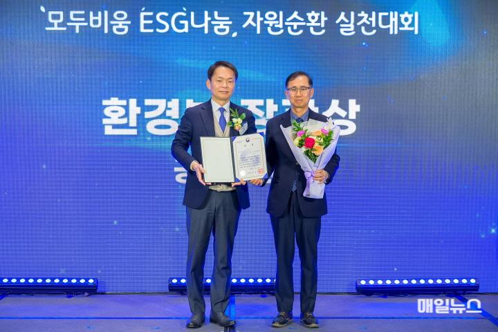 사진 1(1.17.(금) 서울 포시즌 호텔에서 홍창호 안전경영본부장(우측)이 상을 받는 모습)01.jpg