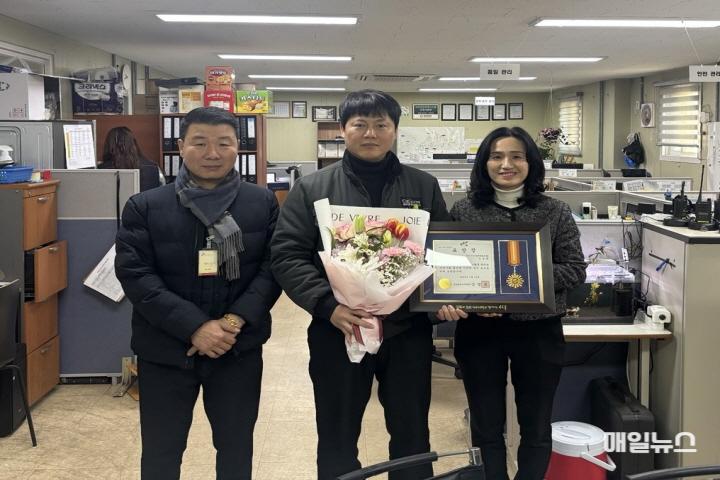 신현원창동, 정기후원업체 지역발전유공 표창장 전달 ⓒ 서구청 11신현원창동, 정기후원업체 지역발전유공 표창장 전달(3)01.jpg