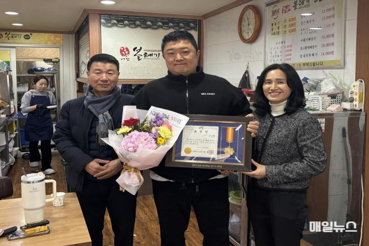 11신현원창동, 정기후원업체 지역발전유공 표창장 전달(4)01.jpg