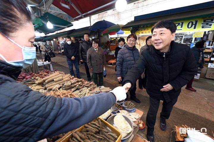 차준택 부평구청장, 설 맞이 전통시장 방문 ⓒ 부평구 1. 차준택 부평구청장, 설 맞이 전통시장 방문01.jpg