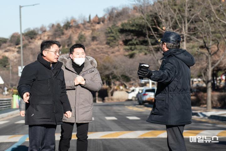 김종필 이사장(좌측)이 인천가족공원의 시설물을 둘러보며 직원에게 안전 관리에01.jpg