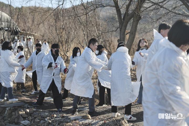 인천 중구청 직원들, 급여 우수리 기금으로 ‘온정 가득’ 연탄 나눔 ⓒ 중구청 1.2-2 보도사진(연탄 나눔 행사).JPG