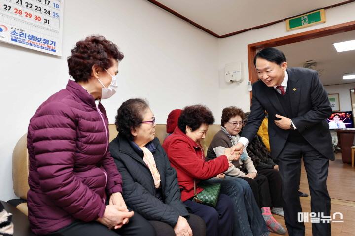 김찬진 동구청장, 설 맞아 경로당 현장 방문 ⓒ 동구청 (1)김찬진 동구청장_설 맞아 경로당 현장 방문20.jpg