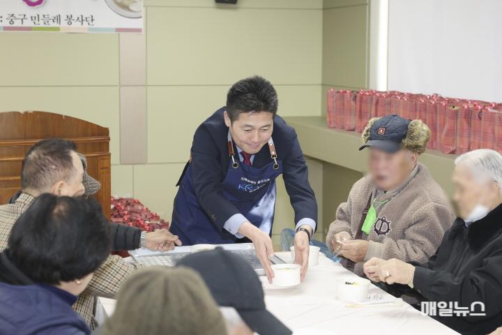 김정헌 중구청장, 지역 장애인을 위한 ‘떡국 나눔 행사’ 동참 ⓒ 중구청 4-1 보도사진(중구청장 설 사랑 떡국 나눔 행사 동참)0.jpg