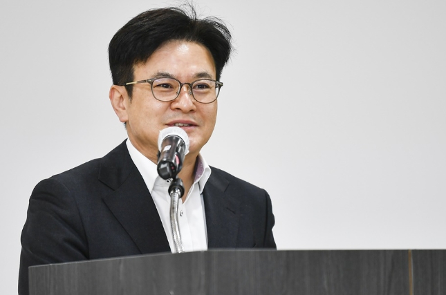 김병수 김포시장이 2일 오전 김포시청 참여실에서 열린 ‘2023 김포시청 시무식’ 신년사를 하는 모습이다.