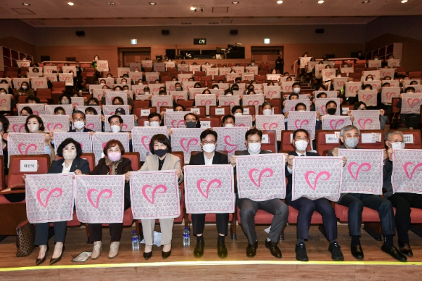 김병수 김포시장이 지난해 11월29일 김포아트홀 공연장에서 열린 제25회 김포시자원봉사자의 날 기념식에 참석한 모습이다.