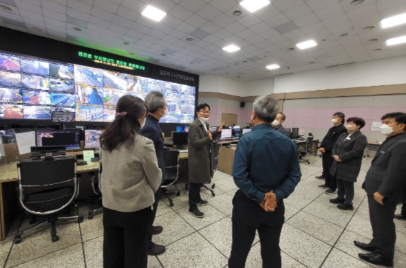 엄진섭 김포시 부시장이 도시안전정보센터를 방문해 직원들과 대화 나누며 CCTV 통합관제 모니터링의 중요성에 대해 말하고 있다.