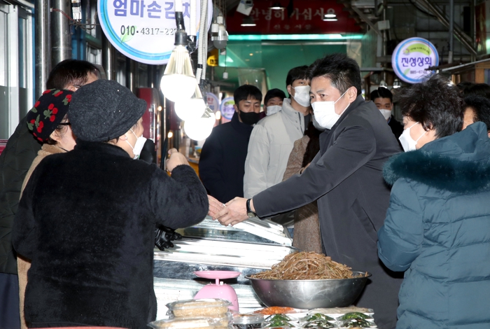 김정헌 인천 중구청장, 설 명절 앞두고 전통시장 방문해 상인·구민 의견 경청