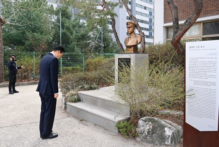 이재호 연수구청장, 송도고 방문해 故 윤영하 소령 추모