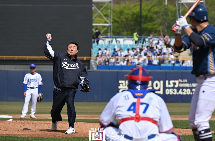 4월 1일 윤석열 대통령은 2023 프로야구 개막전에서 시구를 했다.