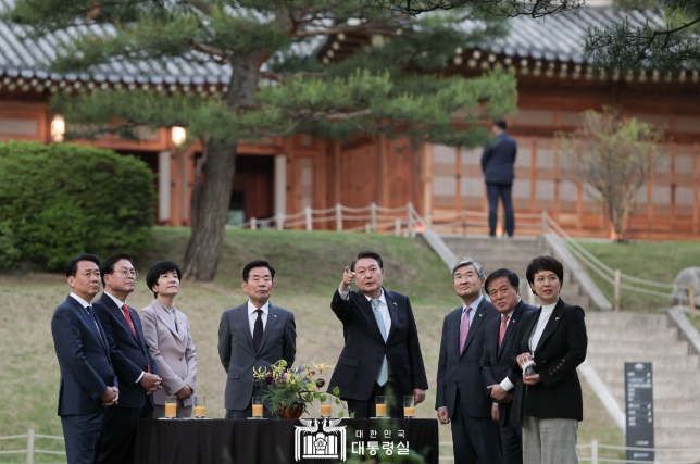 5월 12일 윤석열 대통령은 국회의장단 초청 만찬을 가졌다