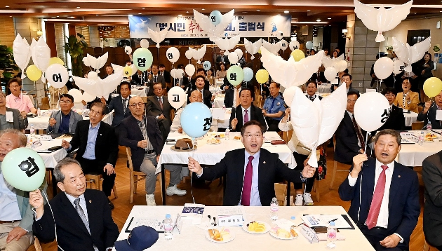 유정복 인천광역시장이 15일 남동구 샤펠드미앙에서 열린 '제73주년 인천상륙작전 기념(평화기원) 행사 범시민 추진협의회 출범식'에서 참석자들과 성공적 행사를 위한 풍선날리기 퍼포먼스를 하고 있다.