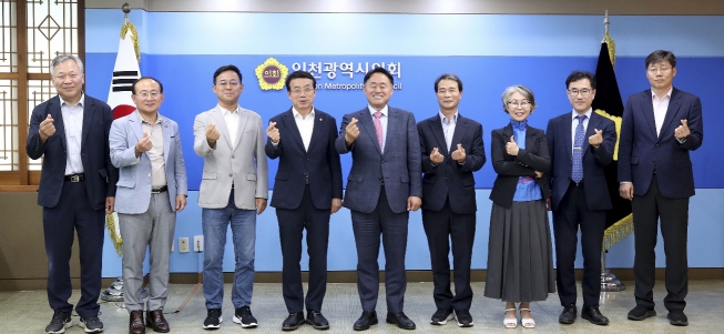인천시의회와 미추홀에듀타운교장협의회가 최근 의장실에서 옛 선인재단 내의 통학로 안전 확보 문제에 관해 긴밀히 협의 후 기념촬영을 하고 있다. 사진 왼쪽부터 김신제(소방고) 교장, 조용행(인천재능대) 교수, 김재동 의원, 허식 의장, 심재돈 위원장, 박형인(대중예술고)·김혜자(인화여자고)·조철수(선인고)·김봉영(인천전자마이스터고) 교장
