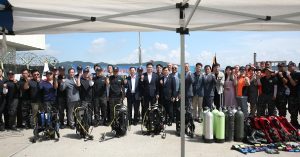 김정헌 인천 중구청장, 삼목항 수중 정화 및 수변 환경정비 활동 격려 방문