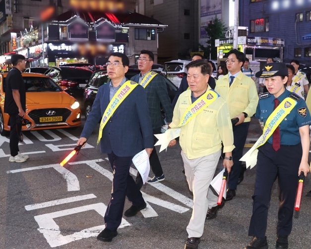광명시는 지난 4일 광명경찰서와 철산역 일대 다중 밀집 지역을 점검하는 등 대대적인 합동 안전 순찰을 벌였다