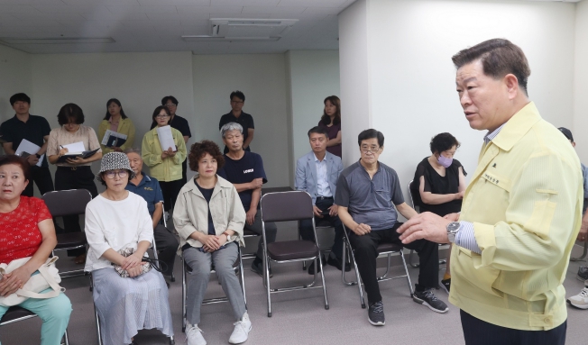 박승원 광명시장은 7일 ‘광명너부대 공공임대주택 건설사업’의 이주순환주택 현장을 방문해 주거환경 전반을 꼼꼼히 살핀 후 사업 현황에 대한 설명을 듣고 애로사항을 청취했다