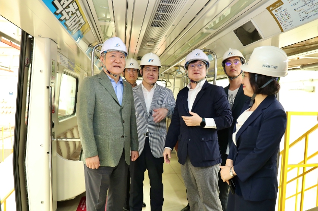 2일 이상민 행정안전부 장관, 오병권 경기도 행정1부지사가 김포골드라인 차량기지를 방문해 운영전반에 대해 점검하고 시민안전대책을 논의했다