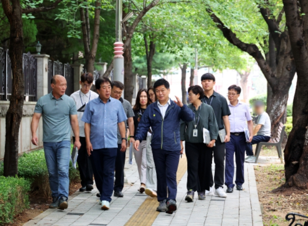 동 주민총회 마을 의제 현장 방문하는 박종효 구청장