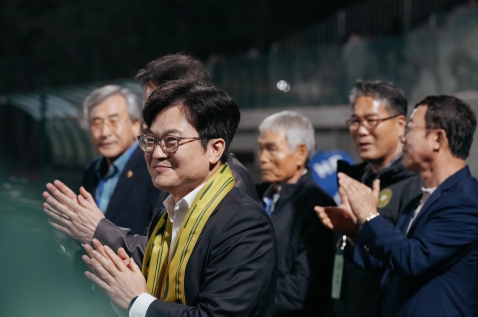 지난 5월 3일 솔터축구장에서 치른 성남전 무승부 경기 이후 선수단 격려행사를 가진 축구에 진심인 김병수 시장.