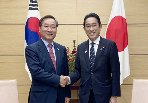 유정복 인천광역시장이 2일 일본 총리관저에서 기시다 후미오 총리와 면담을 마친 뒤 기념촬영을 하고 있다.
