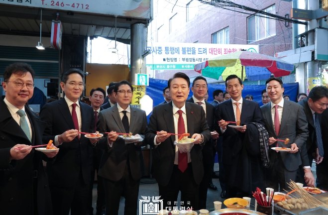 12월 6일 윤석열 대통령은 부산의 대표 전통시장인 국제시장 일원을 찾아 시민들과 소통하고 상인들을 격려했다.