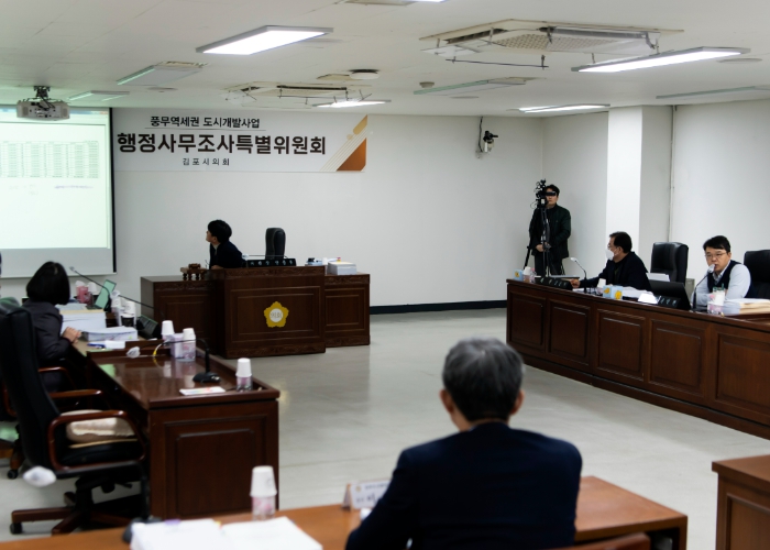 증인 신문을 진행 중인 조사특위