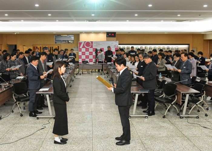 김포시(시장 김병수)가 지난 26일, 시청 참여실에서 5급 이상 간부 공직자를 대상으로 청렴 실천 선언식 및 청렴 교육을 실시하여 청렴 실천 의지를 다졌다. 김병수 시장(우측)이 솔선수범하는 태도로 신뢰받는 공직문화 조성에 앞장설 것을 선언했으며 전 직원을 대표하는 올해 입직한 신규공직자에게 선언문을 직접 전달하고 있다.
