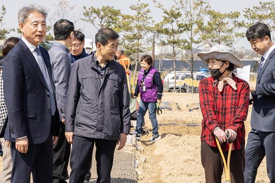 윤환 계양구청장, ‘계양실버농장’ 현장 방문