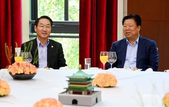 유정복 인천광역시장이 28일 중국 시안시에서 팡 훙 웨이 시안시 위원회 서기를 만나 교류협력 방안을 논의하고 있다.
