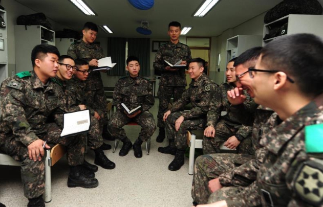 2024년 5월 국방일보 병영차트 설문결과, 병사들은 최고의 행정보급관이 될 것 같은 연예인 1위로 배우 마동석과 국민MC 유재석을 꼽았다. 사진은 육군 부사관과 병사들이 생활관에서 대화를 나누는 모습