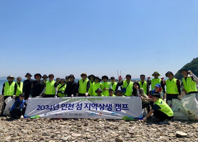 서울시설공단 임직원들이 옹진군 자월도 해변에서 해양환경정화 활동을 성공적으로 마친 후 기념사진을 촬영하고 있다.