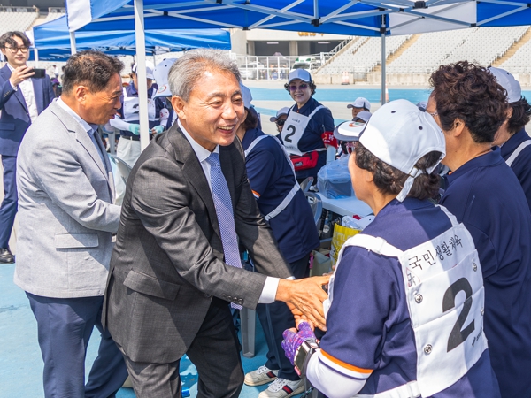 윤환 인천계양구청장, ‘인천광역시장기 노인건강체육대회’ 참가 어르신 격려