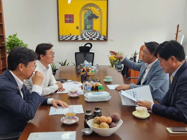 강범석 서구청장이 김교흥, 이용우 국회의원과 전재수 문화체육관광위원장 만나 서구 국제스케이트장 유치의 당위성을 설명하고 있다. ⓒ 서구청