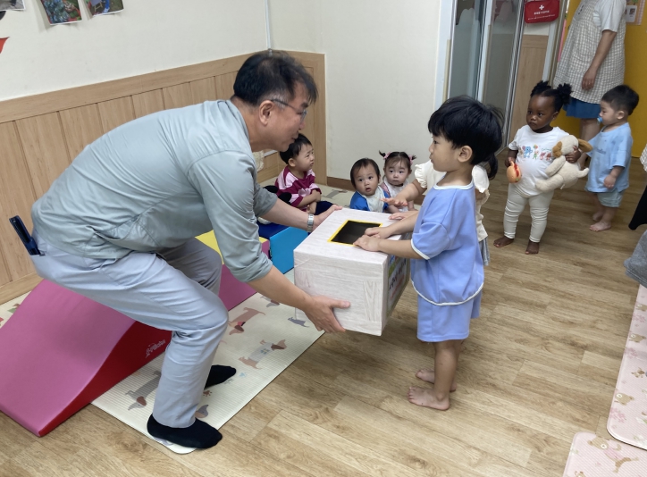 사과나무어린이집, 옥련2동에 사랑의 후원금 전달