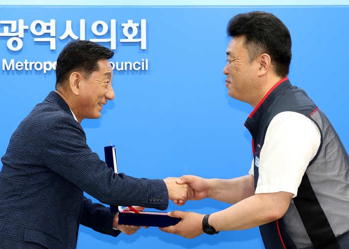 인천시의회, 인천시공무원조동조합에 감사패 전달