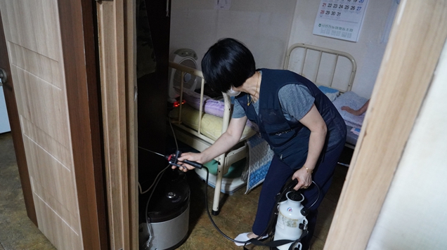 인천시사회서비스원은 최근 방역·방충 전문업체와 서구에 있는 A 노숙인시설을 찾아 방역 작업을 하고 있다.