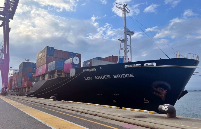 KCM4 서비스에 투입되어 인천 신항 SNCT에 입항한 로스 안드레스 브리지(LOS ANDRES BRIDGE)호 앞에서 촬영한 사진