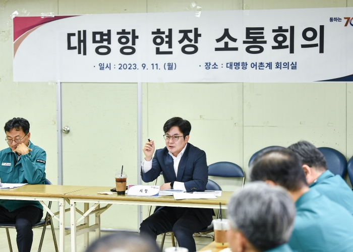 김포시는 해양하천과로 조직 정비하고, 대명항 활성화 TF를 운영하며 해양관광도시로의 도약을 꾸준히 준비해왔다. 김병수 시장은 이상민 행안부장관에게 대명항의 강점을 소개하기도 하고, 경기도와 해양수산부의 협조를 이끌어내기 위해 직접 발로 뛰는 노력을 이어왔다. 현장평가 당시에도 김 시장이 직접 나서 브리핑하고 있다.
