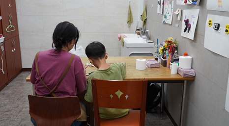 인천시피해장애아동쉼터 이용 아동이 ‘검단라파언어심리센터’에서 미술 교육을 하고 있다.