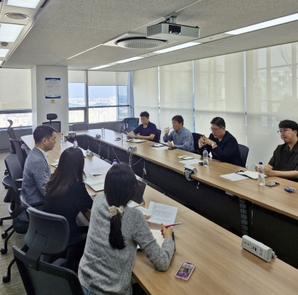 인천항 ’컨‘터미널 협의회를 진행하고 있다