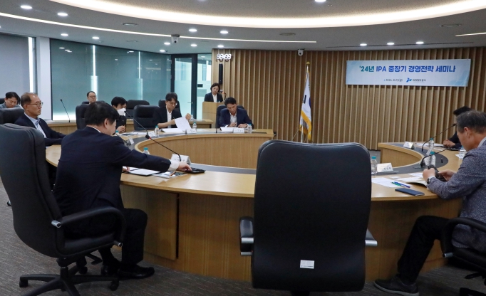 경영전략 세미나를 마치고 기념촬영을 하고 있다